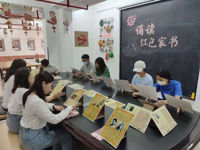 政法学院组织学生党员走进东风路街道党建壹号工厂开展主题党日活动