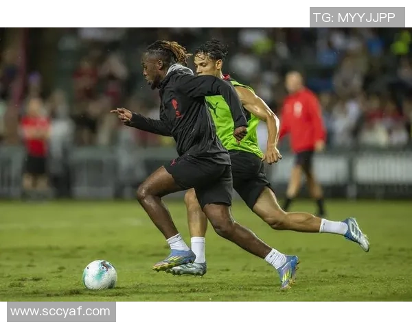 友谊赛平局AC米兰与利物浦激战正酣裁判争议引发热议